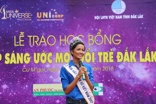 Hoa hậu Hoàn vũ Việt Nam năm 2017 - H’Hen Niê truyền cảm hứng cho các em học sinh
